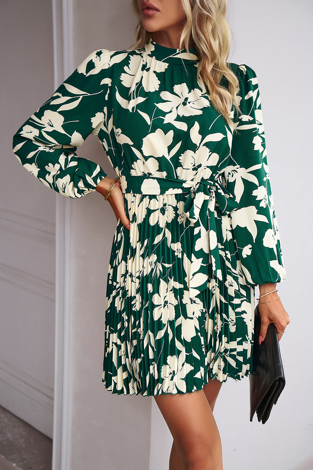 Czarna Sukienka Robocza Z Długimi Rękawami Z Nadrukiem