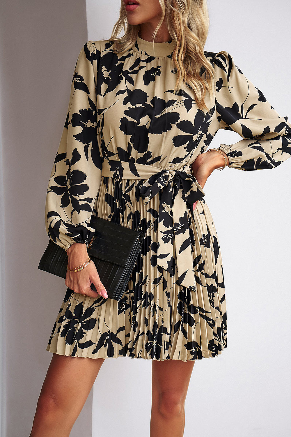 Czarna Sukienka Robocza Z Długimi Rękawami Z Nadrukiem