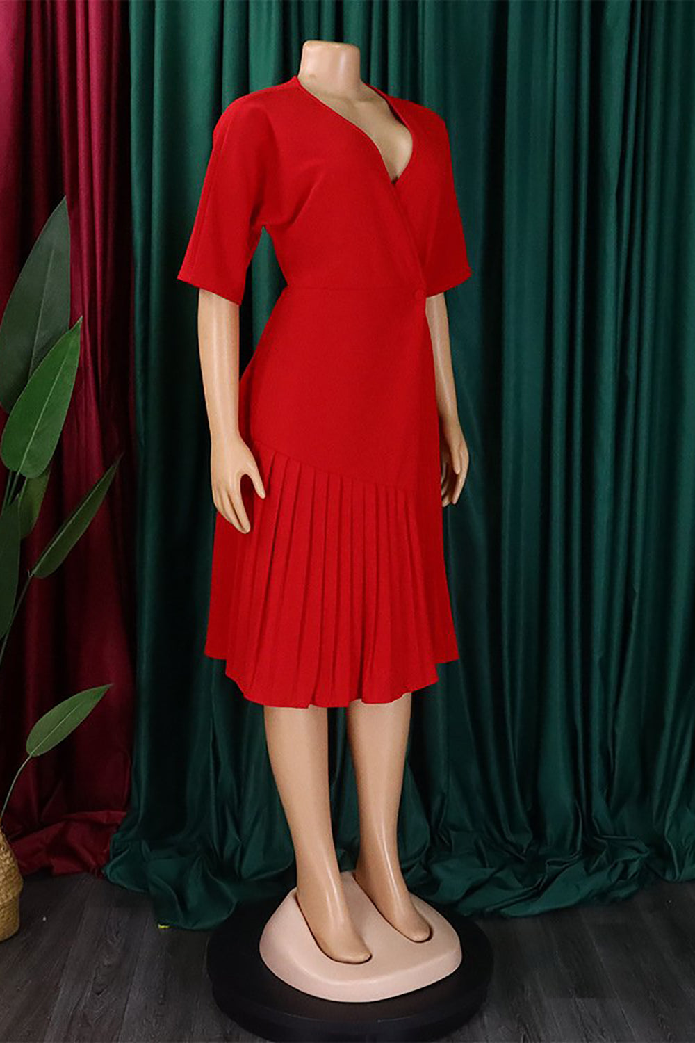 Czarna Sukienka Midi Midi Z Dekoltem W Serek Z Krótkim Rękawem