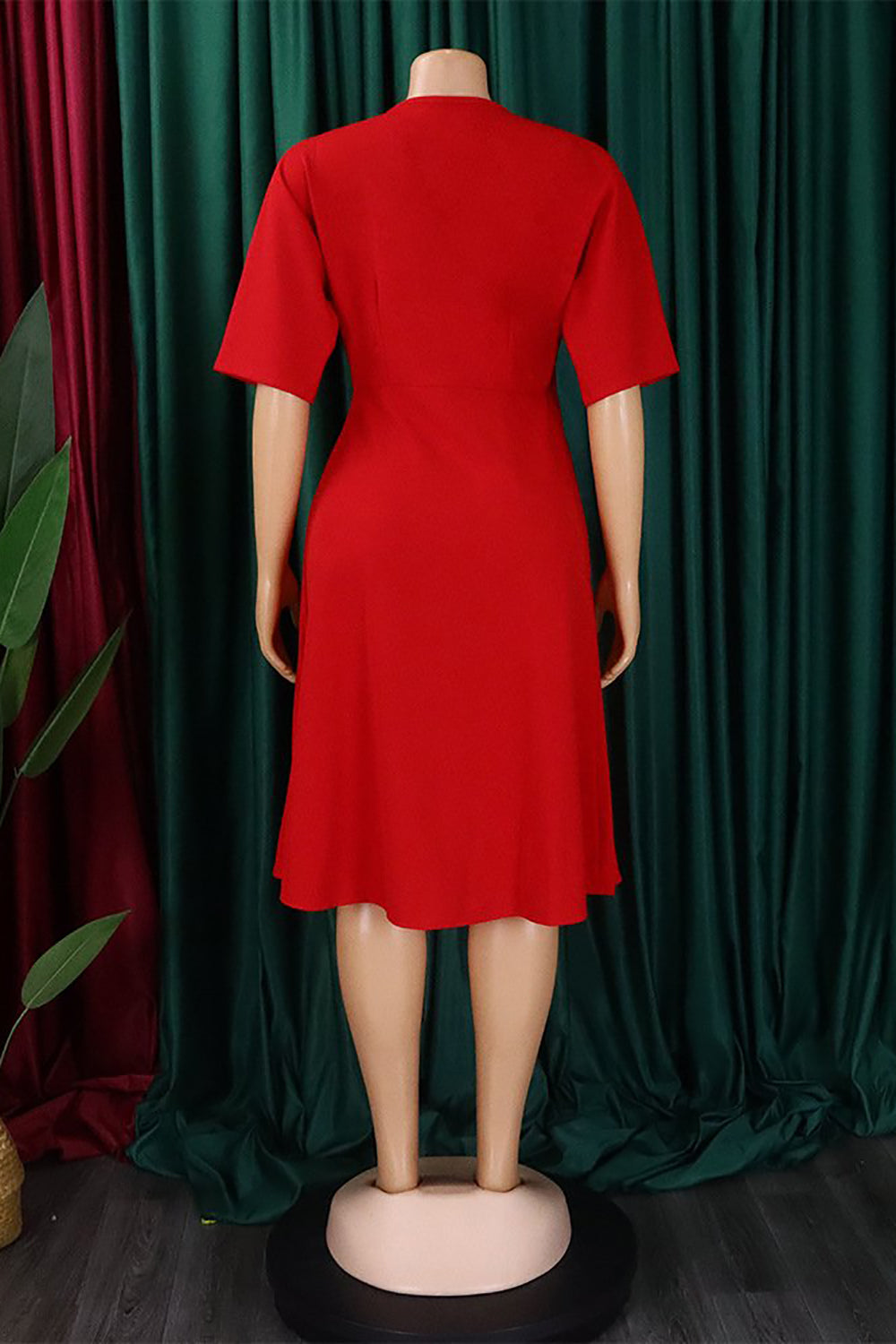 Czarna Sukienka Midi Midi Z Dekoltem W Serek Z Krótkim Rękawem