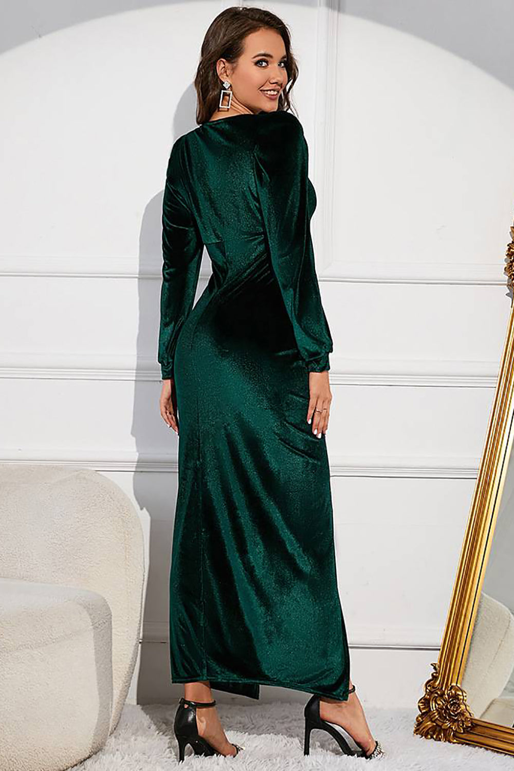 Czarna aksamitna sukienka z długim rękawem z rozcięciem