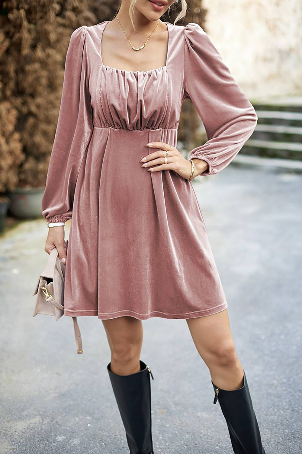 Czarna aksamitna sukienka świąteczna z plisami