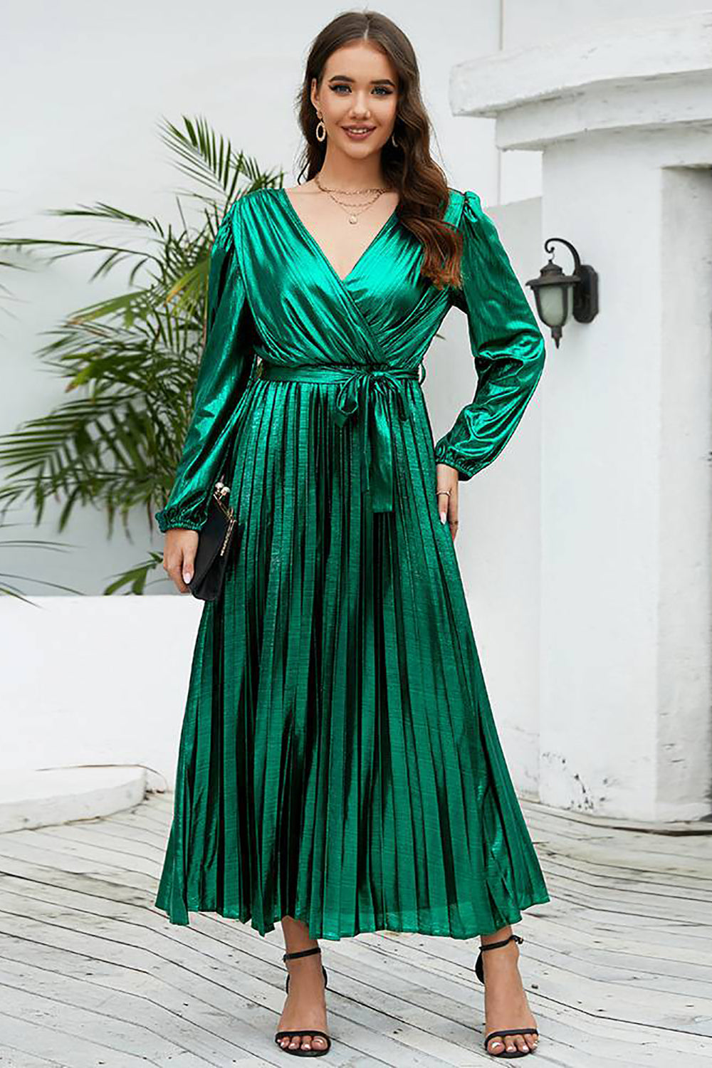 Bordowa Błyszcząca Sukienka Z Dekoltem W Serek