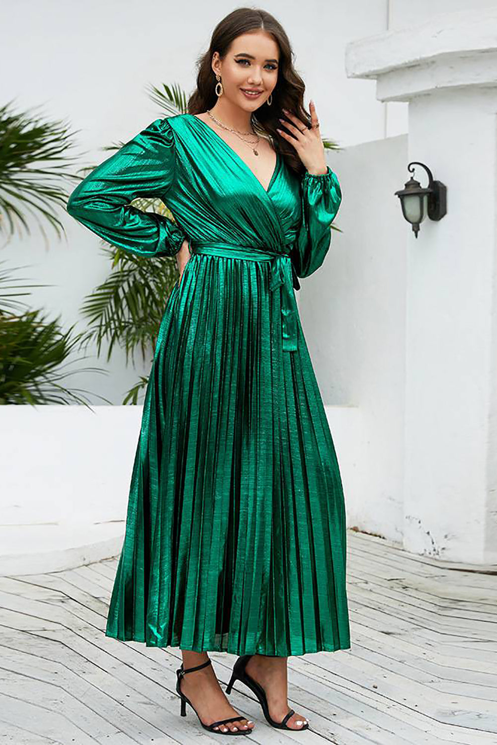 Bordowa Błyszcząca Sukienka Z Dekoltem W Serek