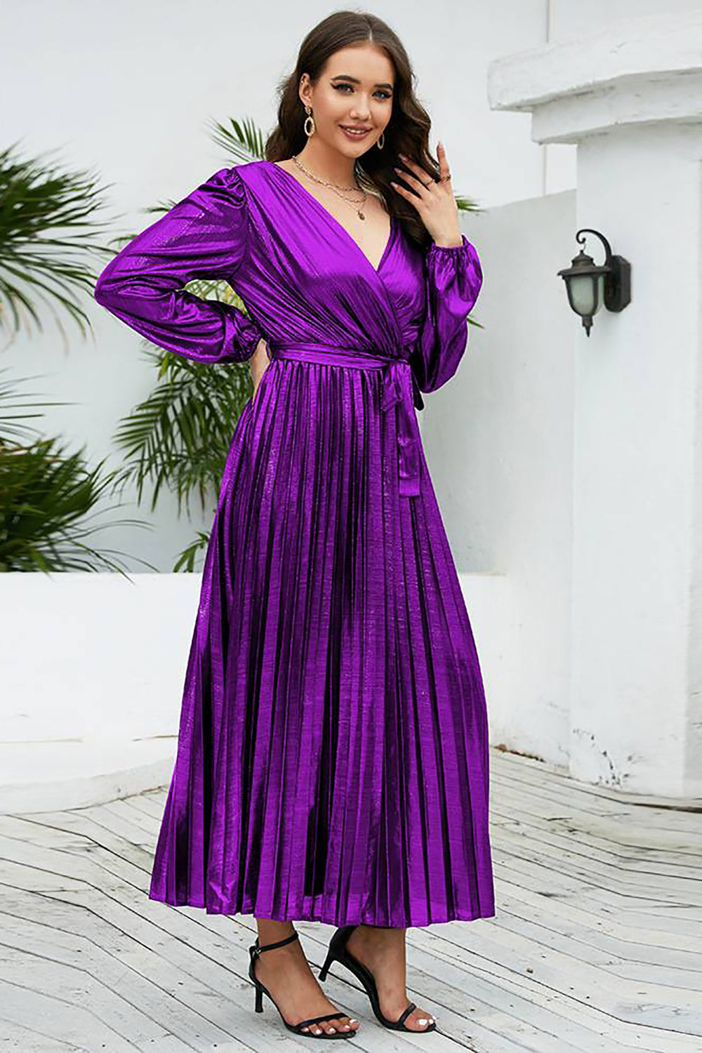 Bordowa Błyszcząca Sukienka Z Dekoltem W Serek