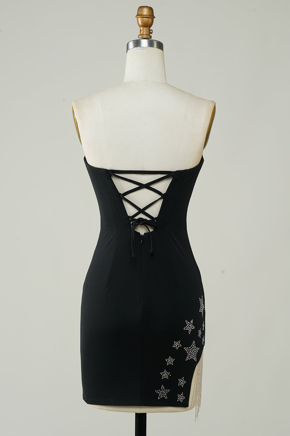 Stylowa czarna krótka sukienka bez ramiączek z frędzlami