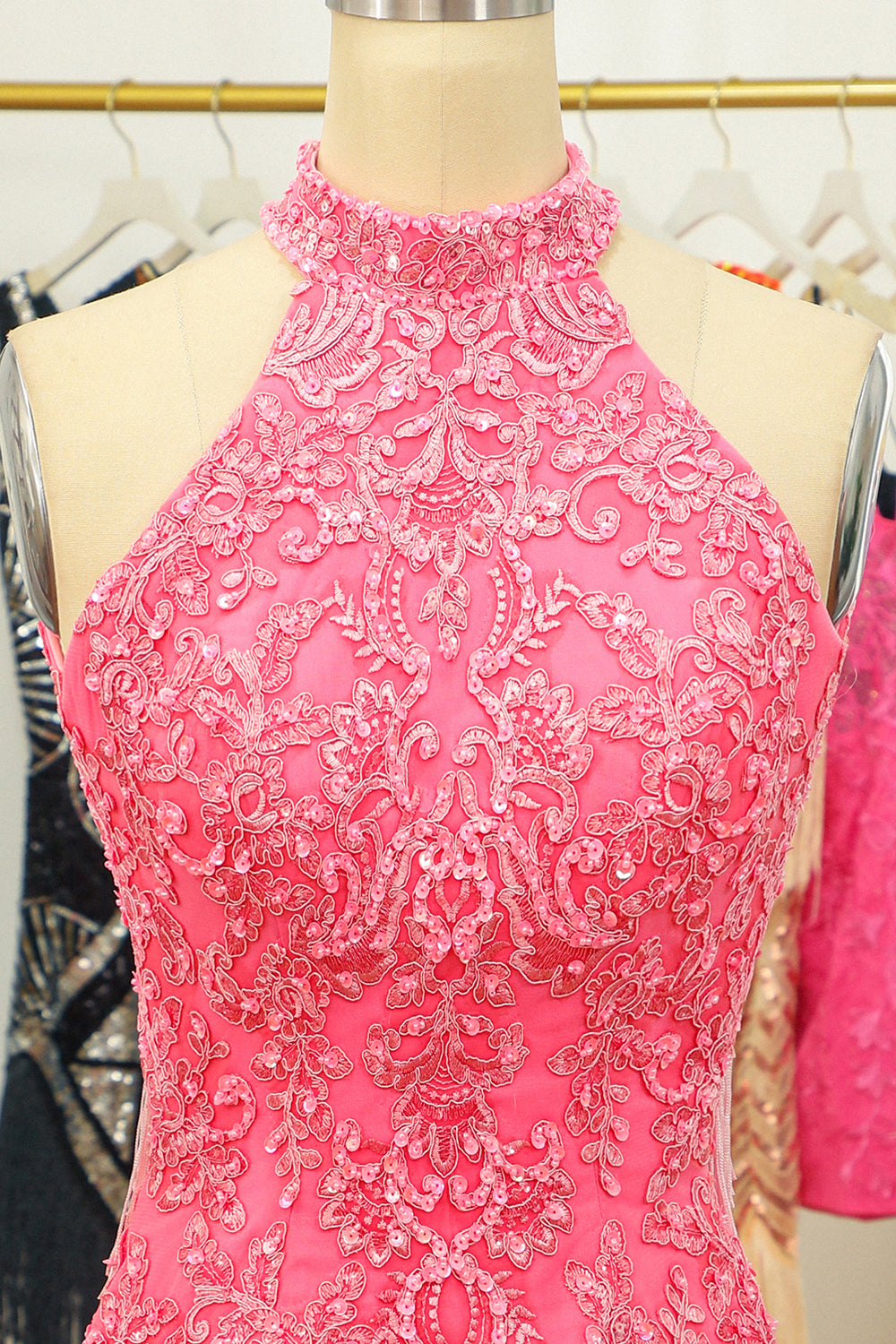 Różowa otwarta tylna sukienka Halter Lace Tight Homecoming Dress