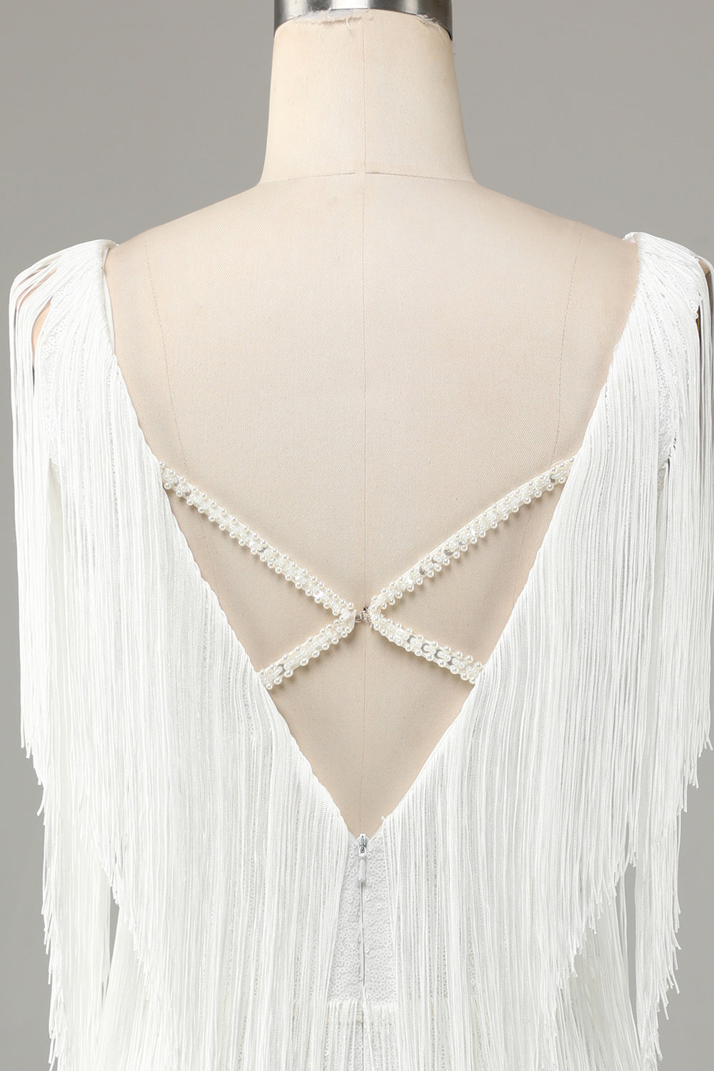 Ładna sukienka z dekoltem w serek z krzyżem mini z frędzlami