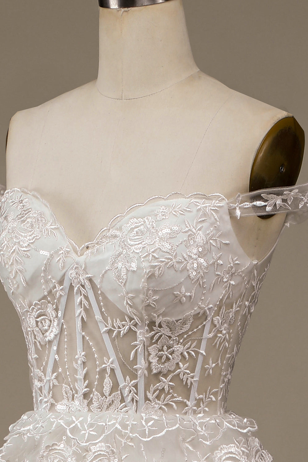 Błyszcząca Biała Warstwowa Koronkowa Suknie Slubna Z Rozcięciem