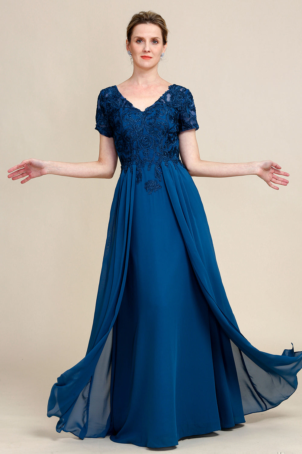 Niebieska Sukienki Na Wesele Dla Mamy z Aplikacjami z Krótki Rękaw