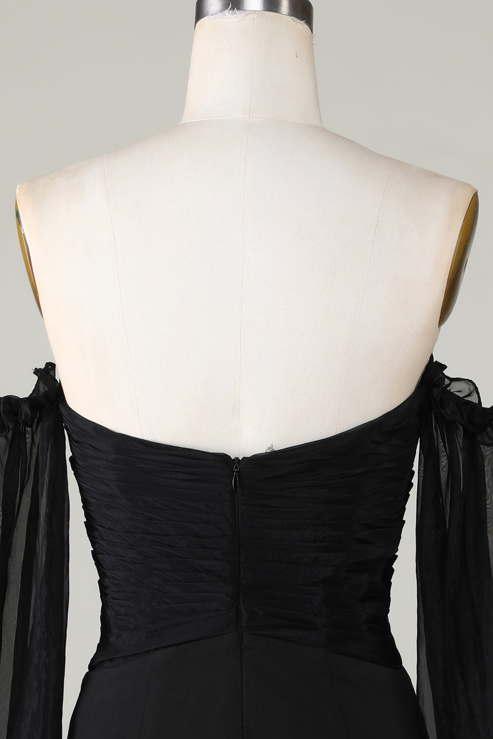 Czarna Sukienka z Odkrytymi Ramionami Z Dlugim Rekawem