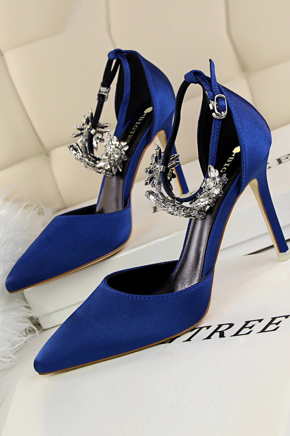 Srebrne Szpiczaste Buty z Paskiem na Kostkę z Kryształkami