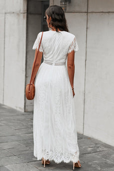 Długa biała koronkowa sukienka z dekoltem w serek