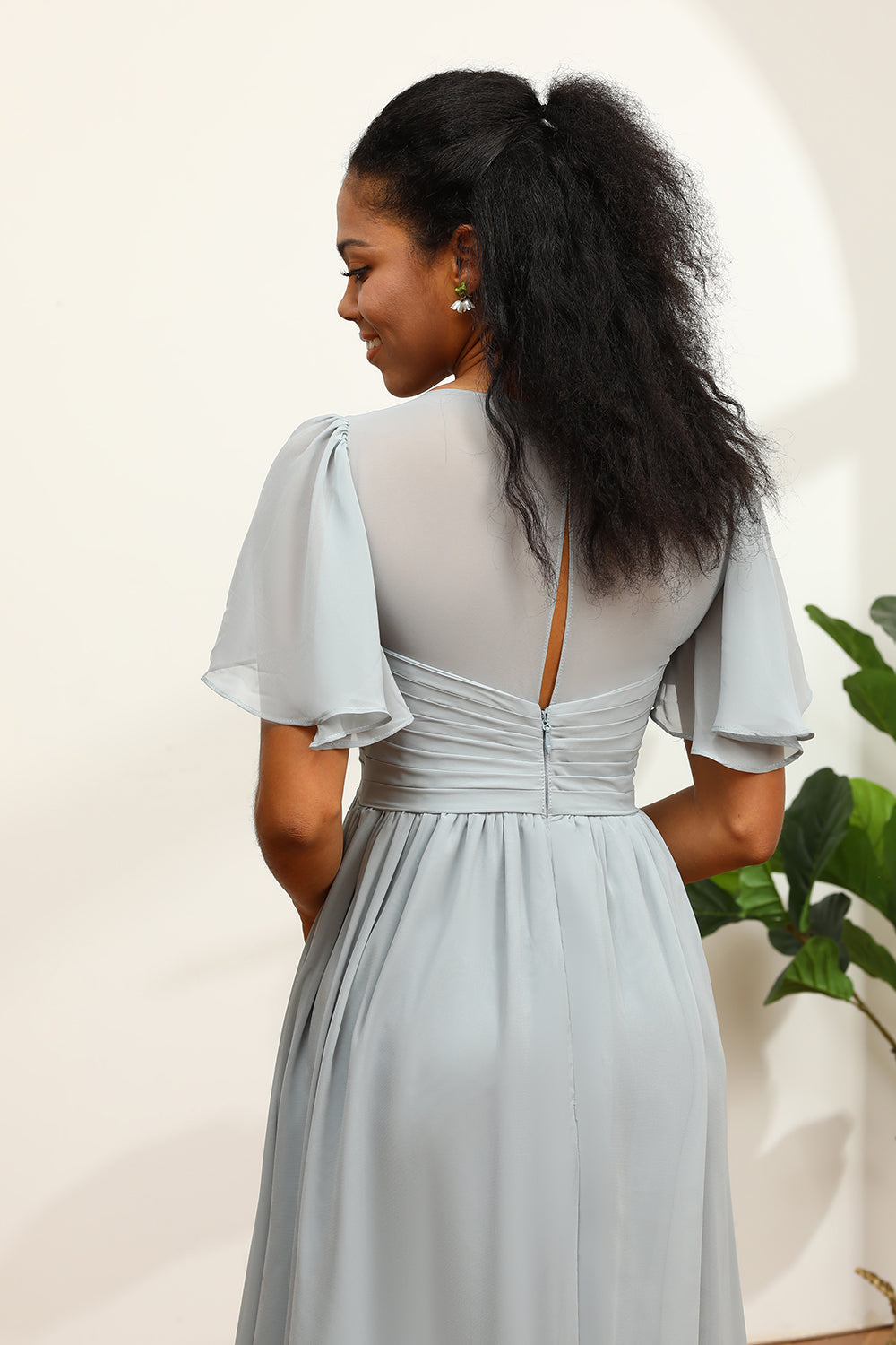 Szara Sukienka Dla Swiadkowej z Dekoltem w Serek