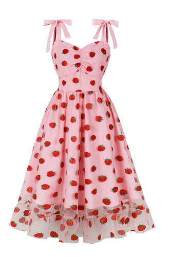 Różowa sukienka w stylu A Pin Up Vintage z nadrukiem truskawkowym