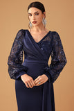 Granatowa sukienka chóralna z cekinami z cekinami i bocznym peleryną