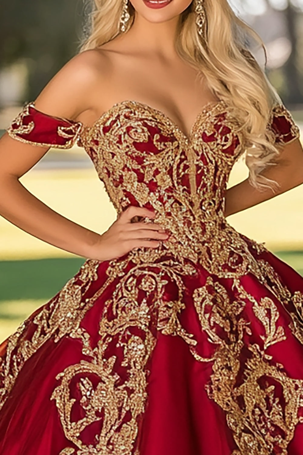 Błyszcząca czerwono-złota satynowa sukienka Quinceanera z aplikacjami