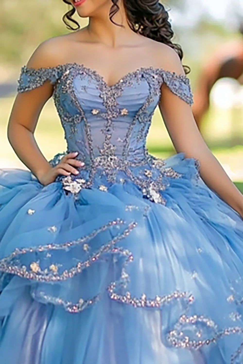 Niebieska tiulowa tiulowa sukienka z aplikacjami quinceanera