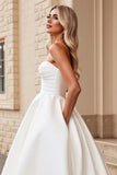 Bez ramiączek A Line Ivory Satin Ruched Suknia Ślubna