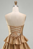 Złota sukienka na bal z wycięciem na galoserię bez ramiączek i linią A z koralikami