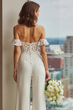 Białe koronkowe kombinezony ślubne z odkrytymi ramionami