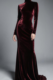 Cabernet Velvet z wysokim kołnierzem i pociągiem z rękawami