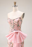 Długa sukienka balowa bez ramiączek, ozdobiona cekinami z kwiatami na biodrach i rozcięciem spódnicy