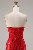 Błyszcząca czerwona sukienka na studniówkę bez ramiączek i cekinami z rozcięciem