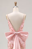 Błyszcząca różowa sukienka na bal z cekinami i długim kokardą na bal z rozcięciem