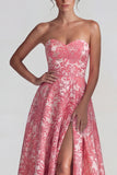 Blush Jacquard bez ramiączek – długa formalna sukienka z rozcięciem