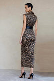 Brązowa sukienka do pracy z satynowym midi z brązowym leopardem w bodycon i wzór