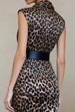 Brązowa sukienka do pracy z satynowym midi z brązowym leopardem w bodycon i wzór