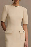 Kości słoniowej, satynowa z okrągłym kołnierzem, dopasowana do ciała i krótka sukienka robocza z kieszeniami