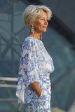 Niebieska sukienka matki panny młodej z kwiatową pochwą i rozkloszowanymi rękawami