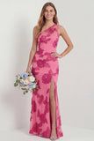 Sukienka z jednym ramieniem i kolorową haftowaną w kwiaty z rozcięciem