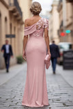Jasnoniebieska sukienka matki panny młodej z jednym ramieniem i marszczonymi długimi kwiatami