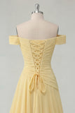 Sukienka maxi z falami z rozcięciem z odkrytymi ramionami w kolorze chiffon Butter Butter Yellow A-line