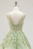 Zielona sukienka balowa z aplikacjami w kształcie czerwonego gorsetu w kształcie litery A i falbanami