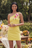 Żółta mini sukienka z haftem na jedno ramię i haftowana w kwiaty