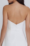 Biała mini sukienka bez ramiączek z marszczami i rozcięciem