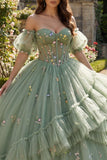 Sukienka Quinceanera w kolorze Dusty Sage Off The Shoulder z kwiatowym gorsetem i tiulem