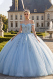 Jasnoniebieska suknia balowa z odkrytymi ramionami i aplikacjami na gorset Quinceanera
