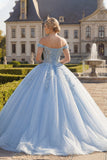 Jasnoniebieska suknia balowa z odkrytymi ramionami i aplikacjami na gorset Quinceanera