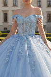 Jasnoniebieska suknia balowa z odkrytymi ramionami i aplikacjami na gorset Quinceanera