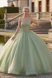 Suknia balowa w kolorze miętowym, zielonym dekoltem na ramię i brokatem i sukienią Quinceanera