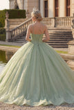Suknia balowa w kolorze miętowym, zielonym dekoltem na ramię i brokatem i sukienią Quinceanera
