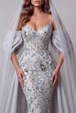 Błyszcząca srebrna koralikowa syrena z kwiatowymi długimi ramiączkami spaghetti – sukienka konkursowa z peleryną