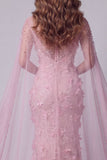 Błyszcząca różowa sukienka z dekoltem syreny z kwiatowymi koralikami i peleryną