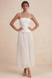 Białe ramiączka spaghetti – lizacowana długa sukienka na zakończenie studiów z aplikacjami