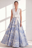 Niebieska sukienka matki panny młodej z długim dekoltem w serek i kokardą